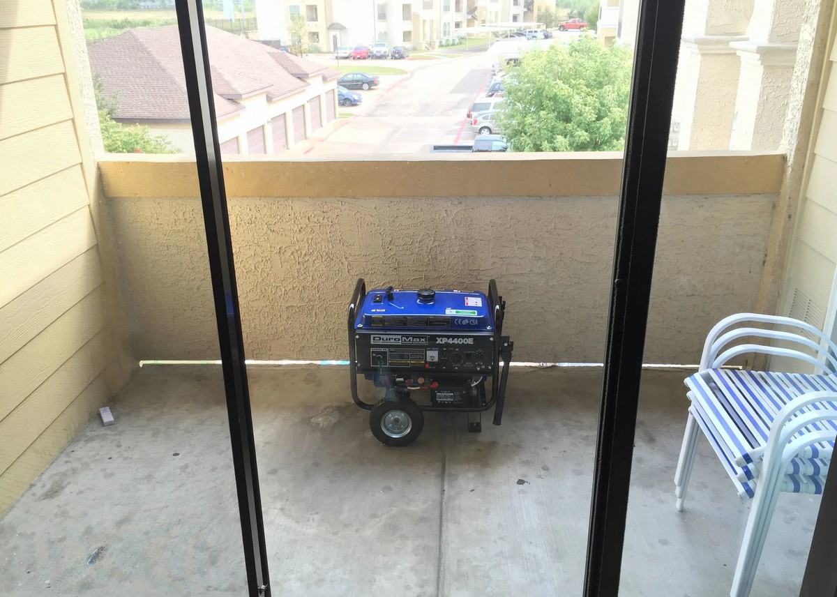 Українцям розповіли, чому небезпечно ставити генератори на балконах, і що робити у випадках загоряння пристрою