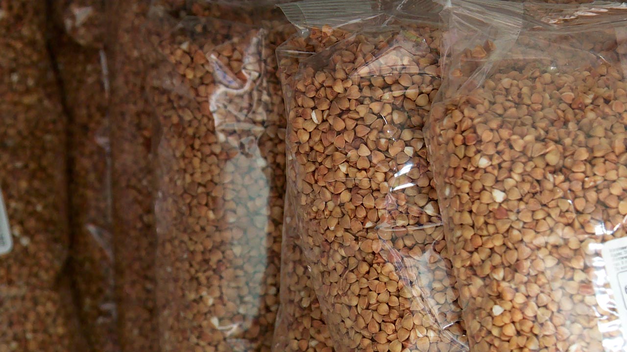 Супермаркети оновили ціни на гречку, цукор та олію: скільки коштують продукти напередодні Нового року