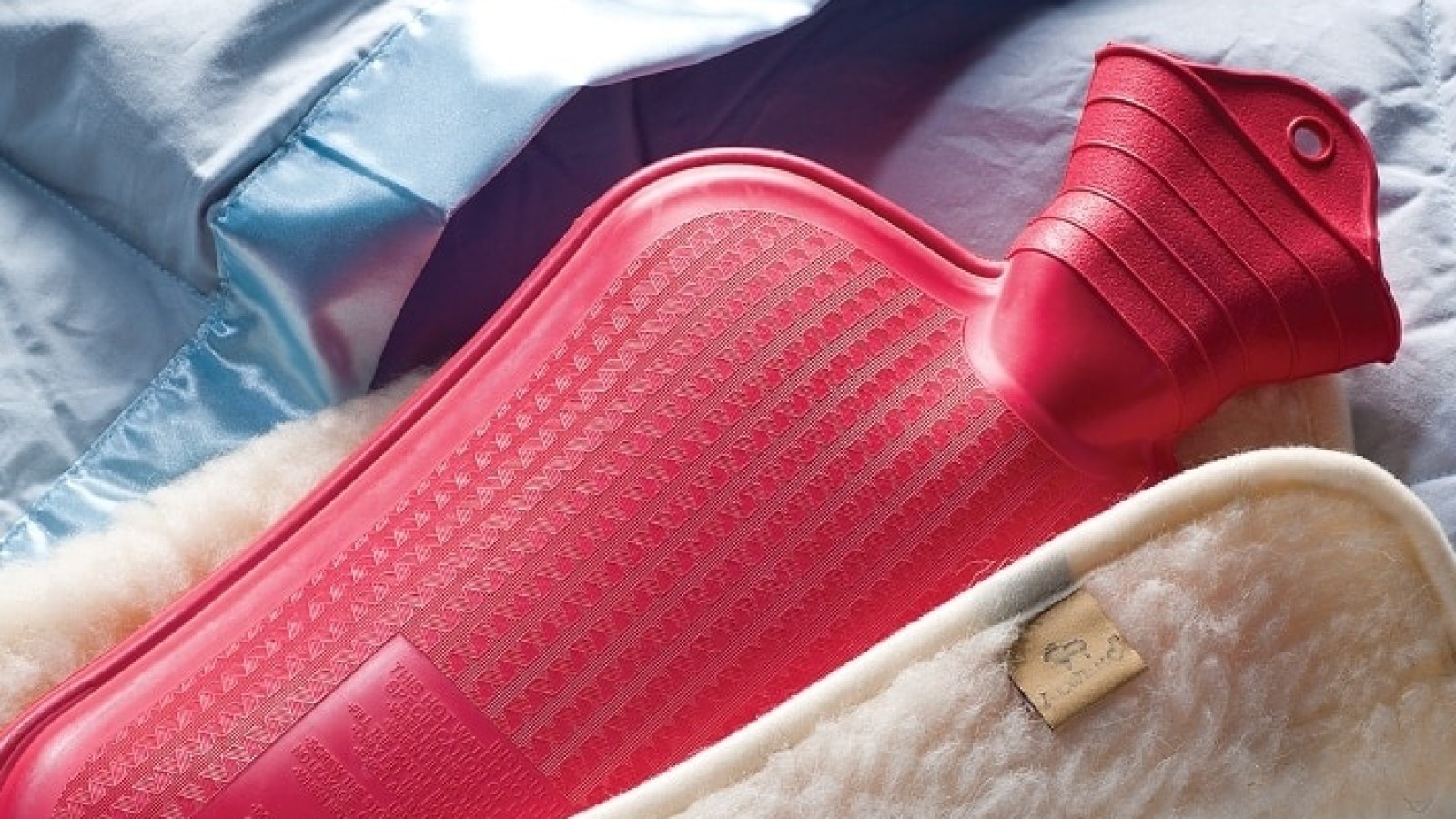 Чому не рекомендується спати з грілкою всю ніч: названо головну небезпеку