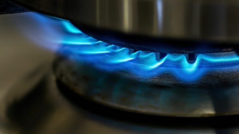 В Украине зимой могут ввести графики на подачу газа: эксперт рассказал, к чему готовиться - today.ua