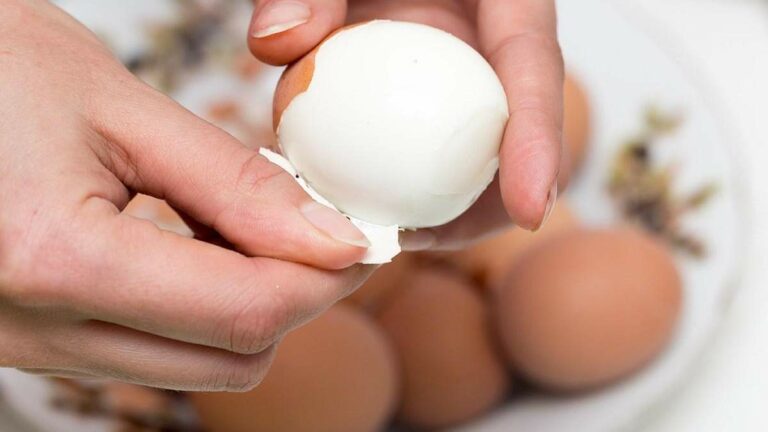 Як правильно зварити яйця, щоб вони не тріскалися та добре чистились - today.ua