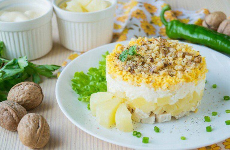 Новорічний салат з куркою та ананасом - рецепт недорогої страви на святковий стіл - today.ua