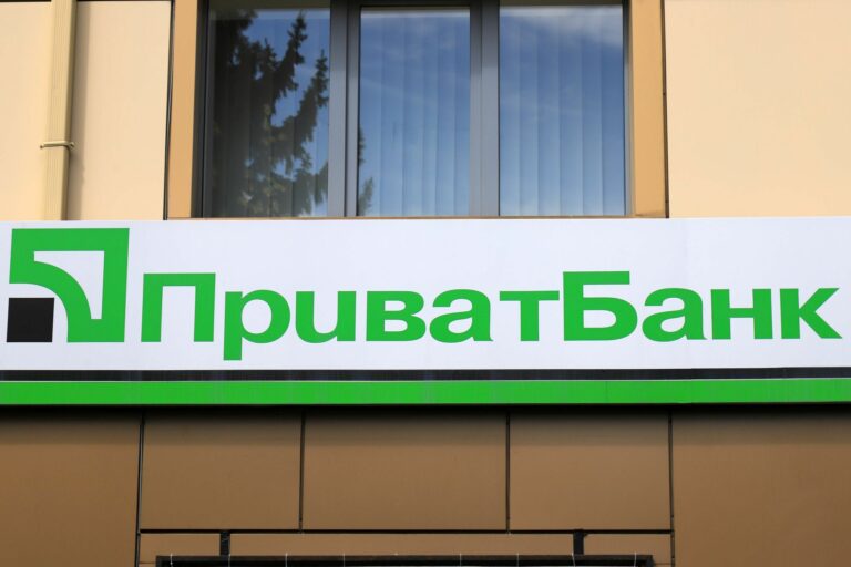 ПриватБанк раздает клиентам по 2000 грн: как получить деньги - today.ua
