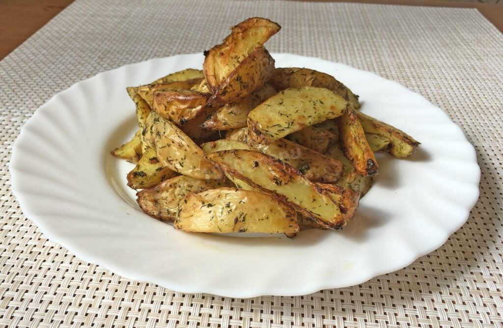 Картофель в ароматной подливке: рецепт вечернего соблазна для всей семьи