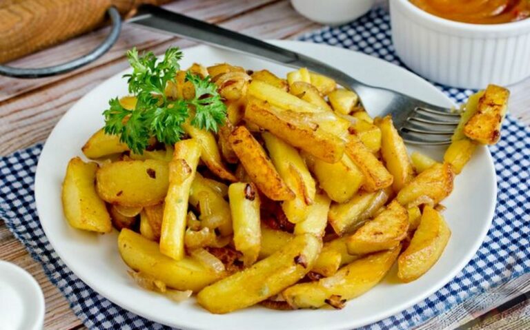 Как испортить жареную картошку: названы три запретных ингредиента для блюда  - today.ua