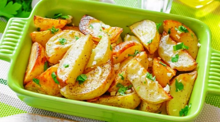 Картофель в ароматной подливке: рецепт вечернего соблазна для всей семьи - today.ua