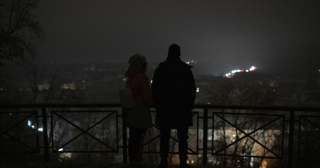 Українцям розповіли, чи можна буде зустріти Новий рік просто неба: чи скоротять комендантську годину