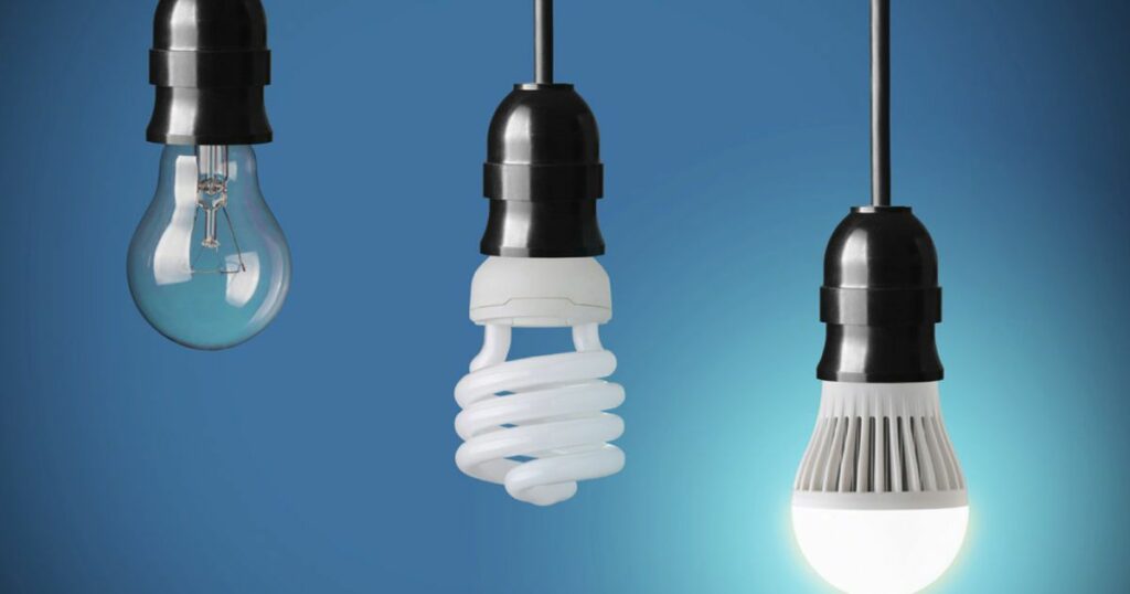 Пенсионерам будут дополнительно выдавать в Укрпочте энергосберегающие лампочки