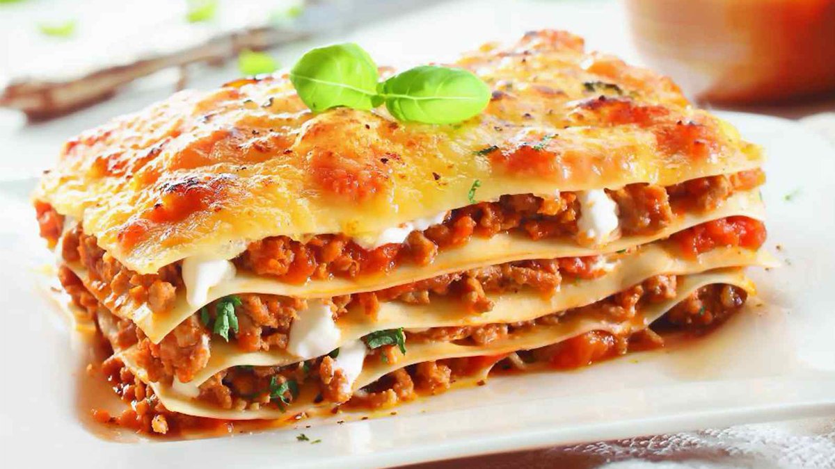 Лазанья с соусами “Бешамель“ и “Болоньезе“: рецепт изысканного блюда итальянской кухни 