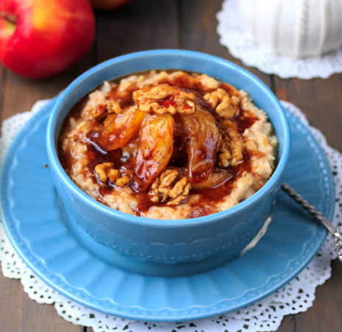 Нескучная овсянка “Яблочный пирог“: рецепт карамелизированной каши на завтрак