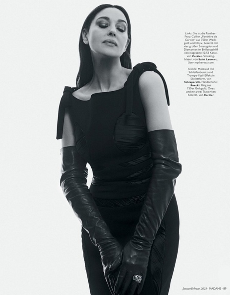Без бюстгальтера і у прозорій блузці: Моніка Беллуччі прикрасила обкладинку німецького журналу
