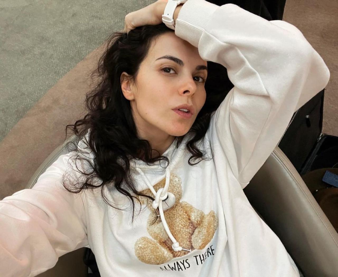 Джинси кльош і кашемірове пальто: Настя Каменських прогулялася по Лондону в стильному повсякденному образі