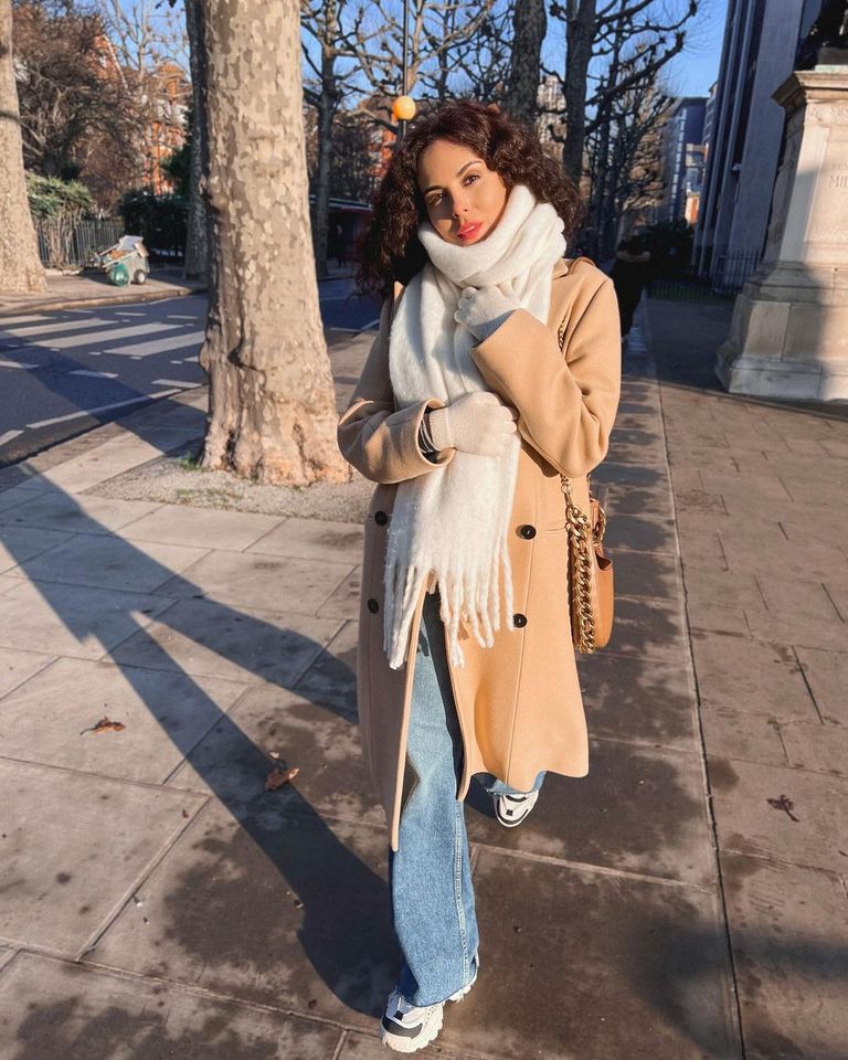 Джинсы клеш и кашемировое пальто: Настя Каменских прогулялась по Лондону в стильном повседневном образе