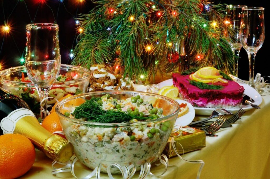 Новогодний стол в условиях отключения электроэнергии: от каких блюд вообще отказаться, и что можно приготовить заранее