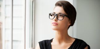 Три омолоджуючі стрижки для жінок в окулярах, які будуть на піку моди в 2023 році - today.ua