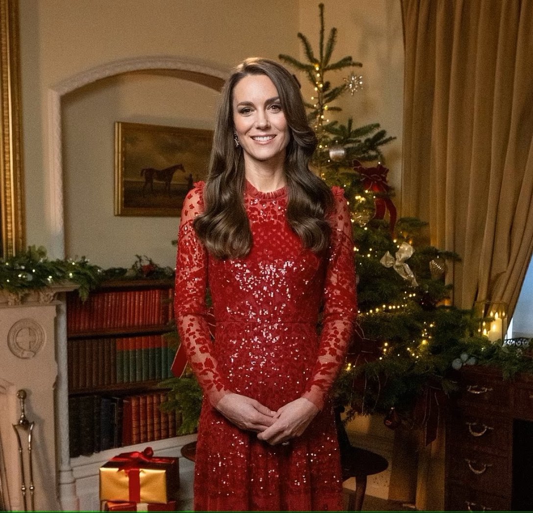 Вишиті рукава та паєтки: Кейт Міддлтон показала розкішне вбрання для зустрічі Різдва