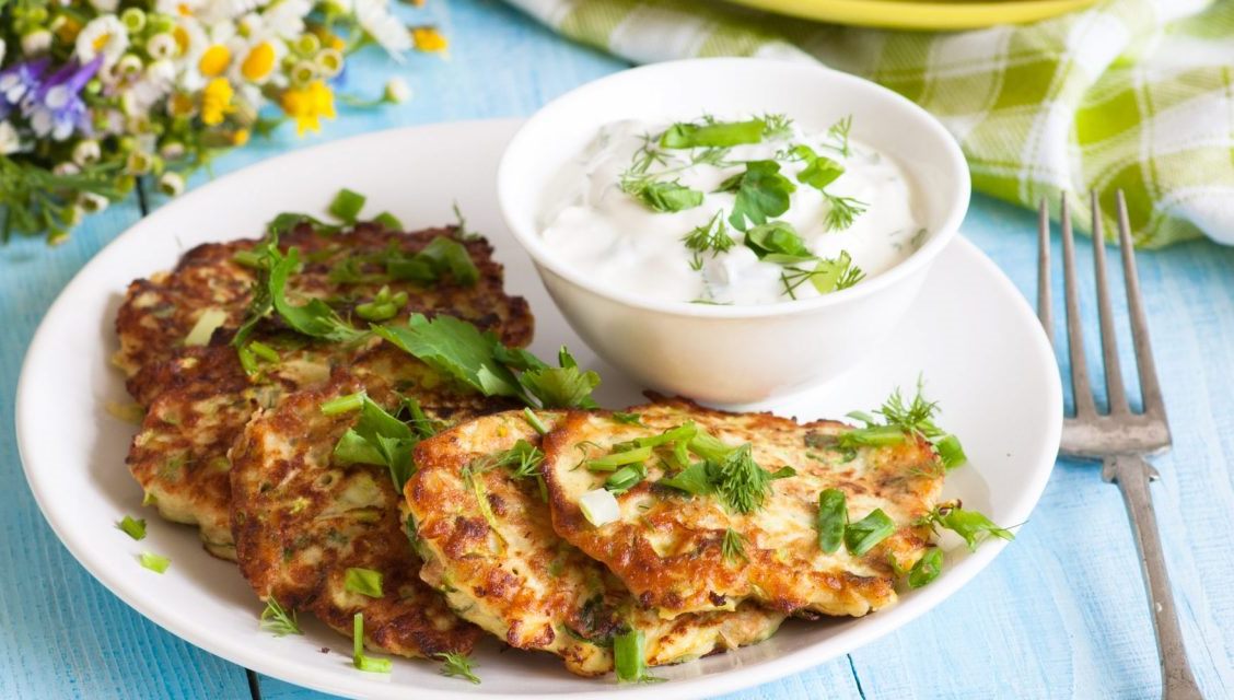 Капустяні оладки зі сметанним соусом: рецепт корисної страви на вечерю - today.ua