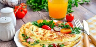 Омлет з сирною начинкою: рецепт ситного сніданку із яєць за 10 хвилин  - today.ua