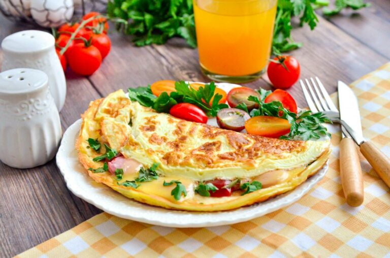 Омлет с сырной начинкой: рецепт сытного завтрака из яиц за 10 минут - today.ua