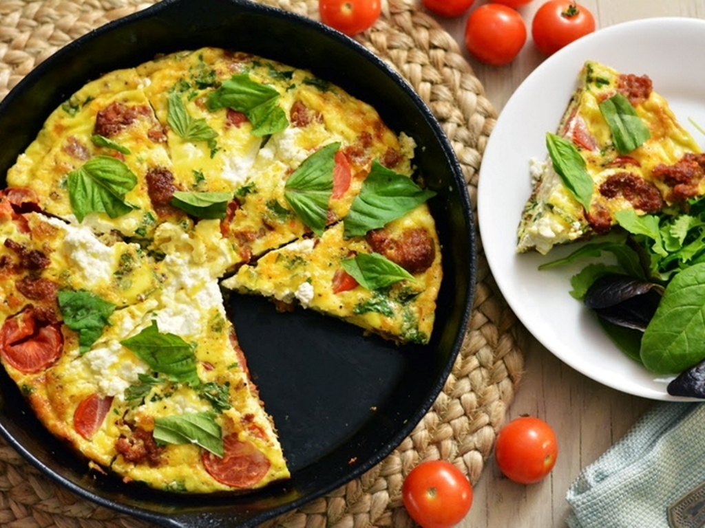 Итальянский омлет с болгарским перцем и зеленью: рецепт сытного завтрака выходного дня 