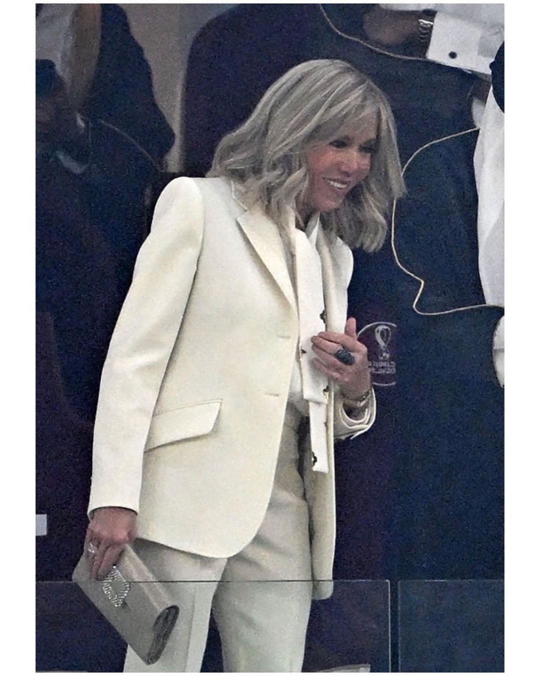 Кремовий костюм та блуза з бантом: 69-річна Бріжит Макрон з'явилася на фіналі ЧС 2022 - today.ua