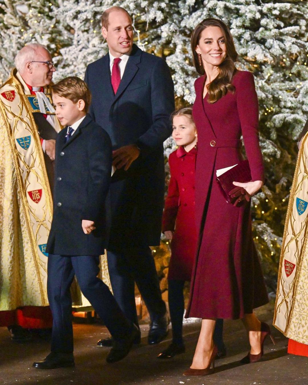 Две красивые сестрички: Пиппа и Кейт Миддлтон в бордовых пальто совершили редкий выход вместе - today.ua