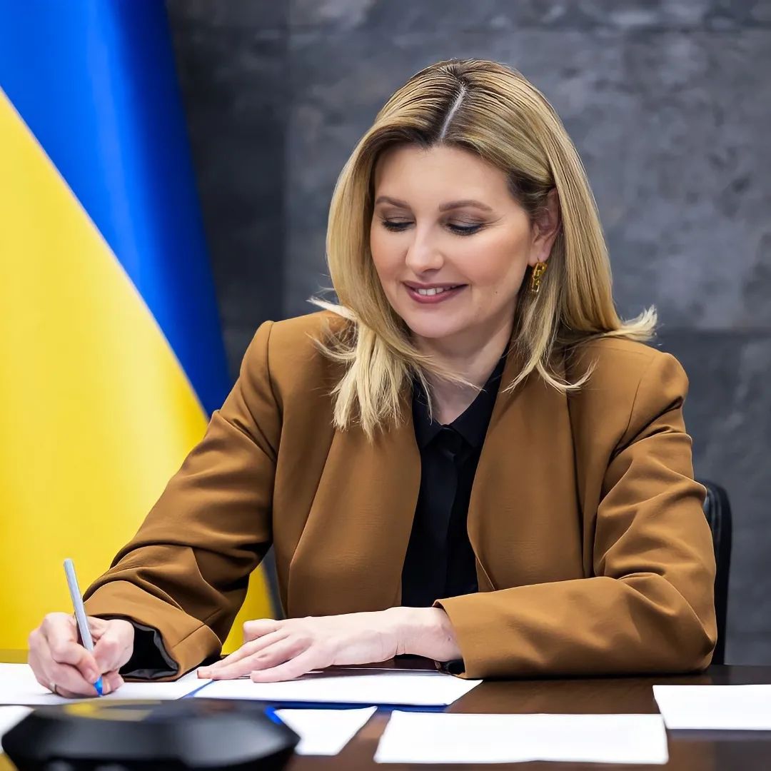 В коричневом жакете и черной блузе: Елена Зеленская встретилась с первыми леди мира - today.ua