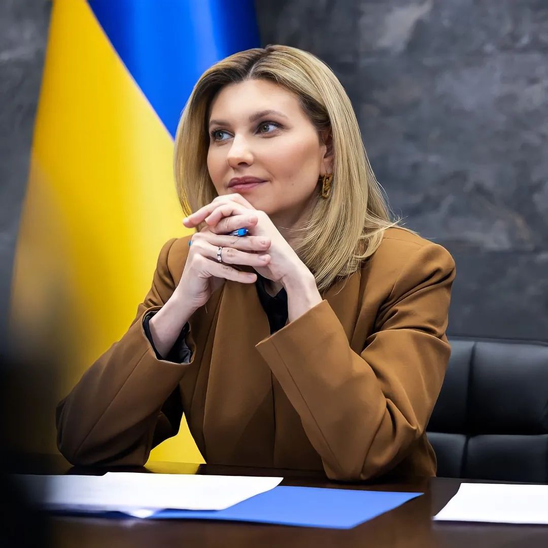 В коричневом жакете и черной блузе: Елена Зеленская встретилась с первыми леди мира - today.ua