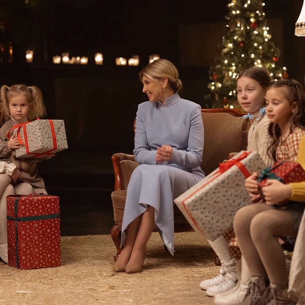 Елена Зеленская в роскошном голубом платье снялась в новогоднем шоу и рассказала о главной традиции в семье президента - today.ua