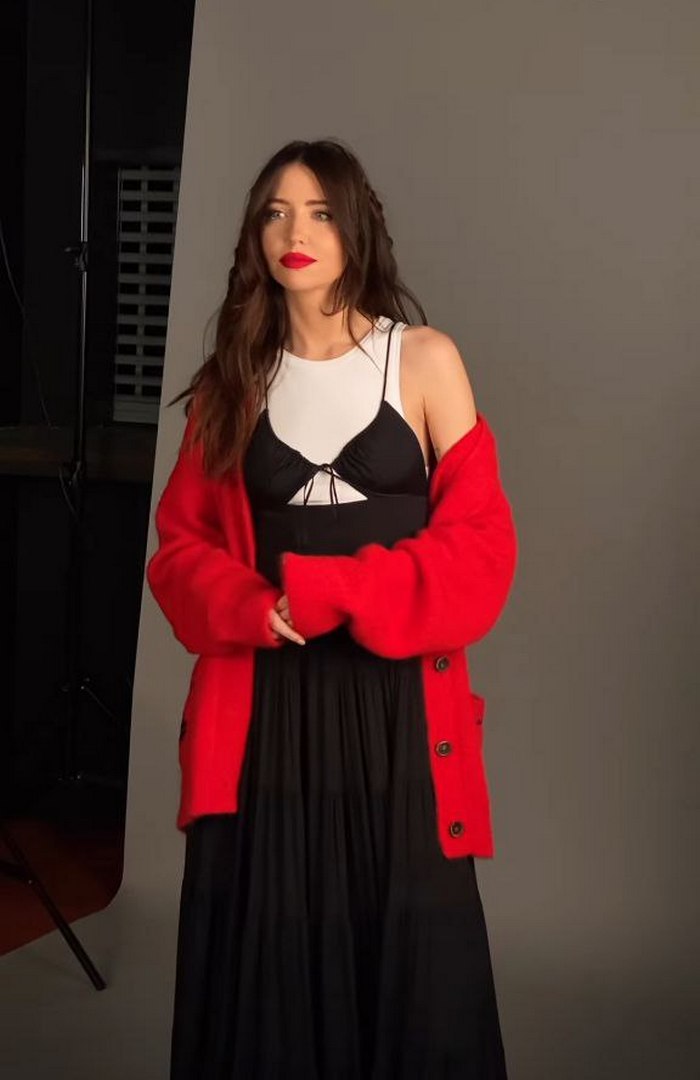 Надя Дорофеева показала, как стильно вписать летнее платье в зимний гардероб