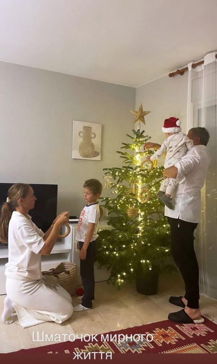“Кусочек мирной жизни“: Катя Осадчая показала видео, как с мужем и детьми украсила елку