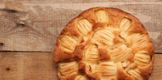 Ароматна шарлотка - рецепт швидкого яблучного пирога на будь-який випадок життя - today.ua