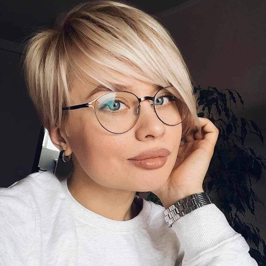 Три омолаживающие стрижки для женщин в очках, которые будут на пике моды в 2023 году