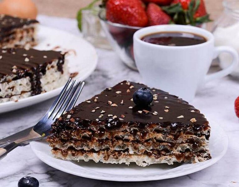 Без випічки: простий і швидкий рецепт торта зі згущеним молоком і горішками - today.ua