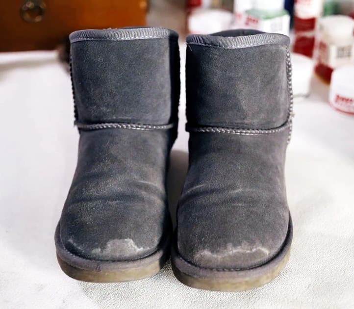 Как убрать белые солевые разводы с замшевой обуви: помогут два дешевых средства