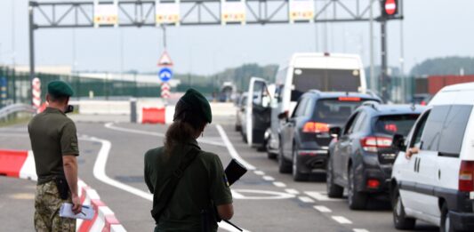 Виїзд за кордон під час війни: як волонтерам та водіям отримати дозвіл - today.ua