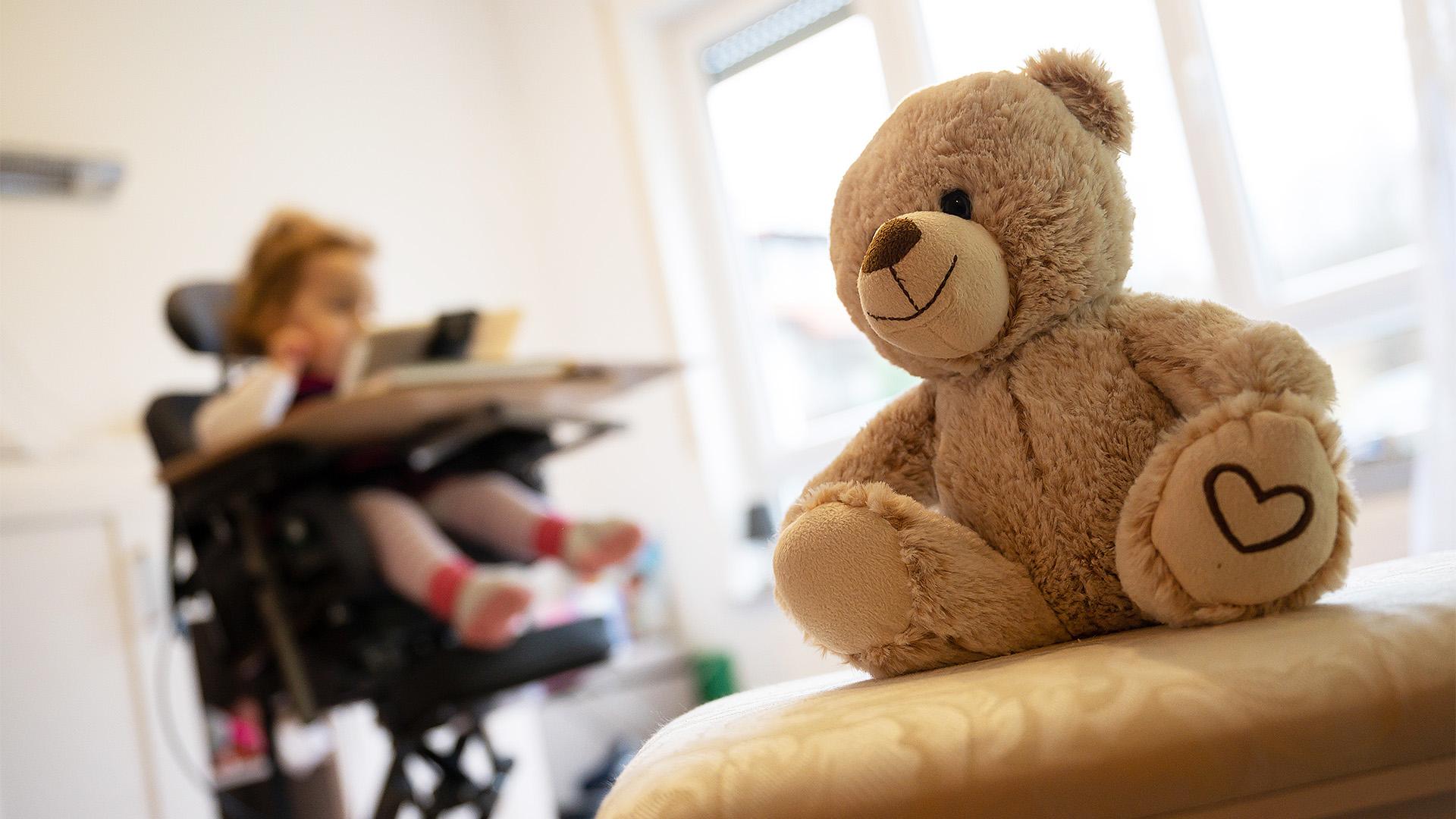 Украинцев, страдающим редким недугом, обеспечат самыми дорогими лекарствами за счет государства