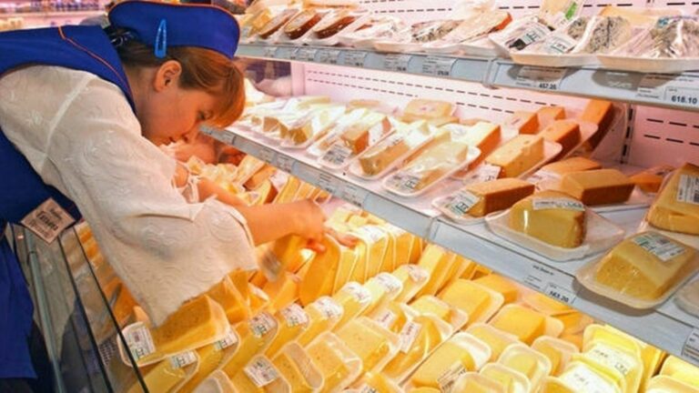 Супермаркети оновили ціни на молоко, вершкове масло та сири: скільки коштують продукти напередодні Нового року - today.ua