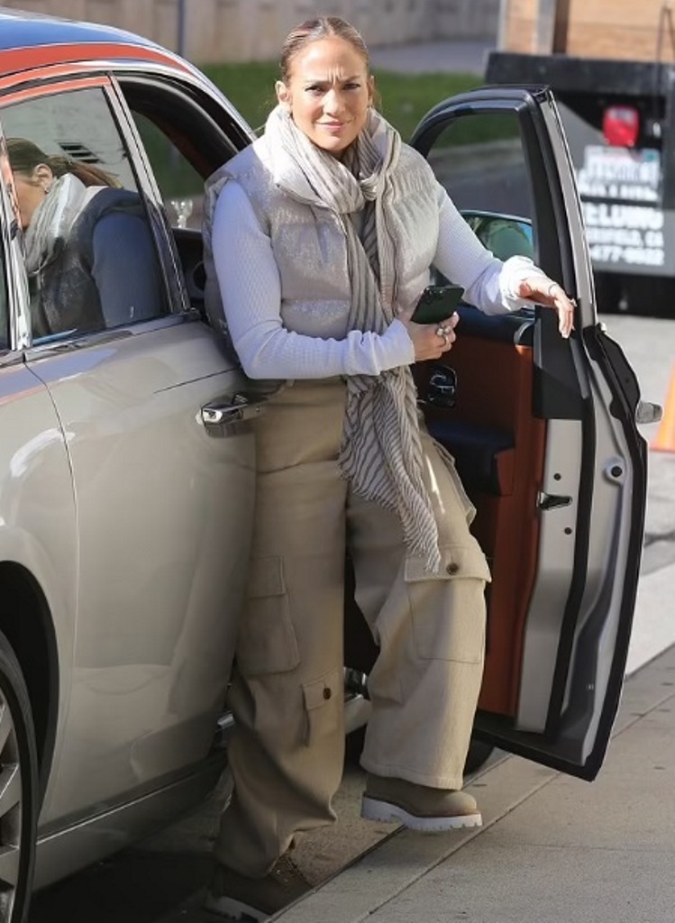 Дженніфер Лопес показала, як стильно носити наймодніші штани цієї зими