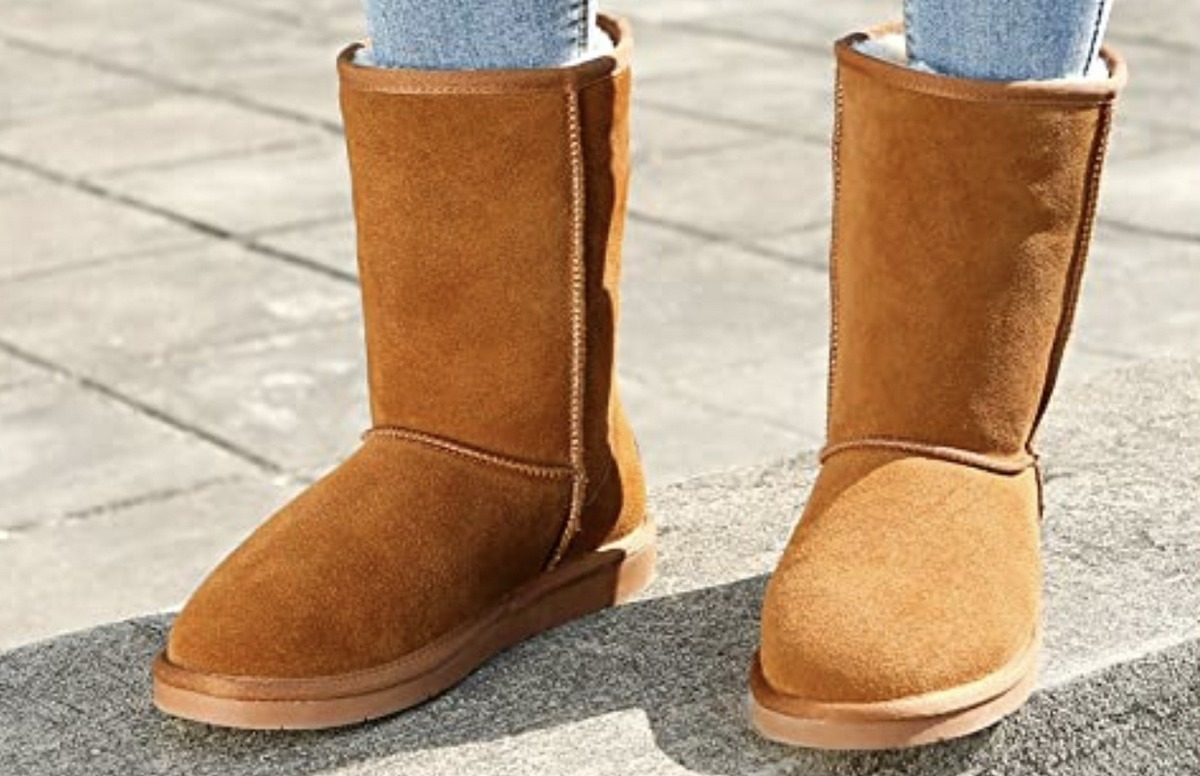 Как убрать белые солевые разводы с замшевой обуви: помогут два дешевых средства