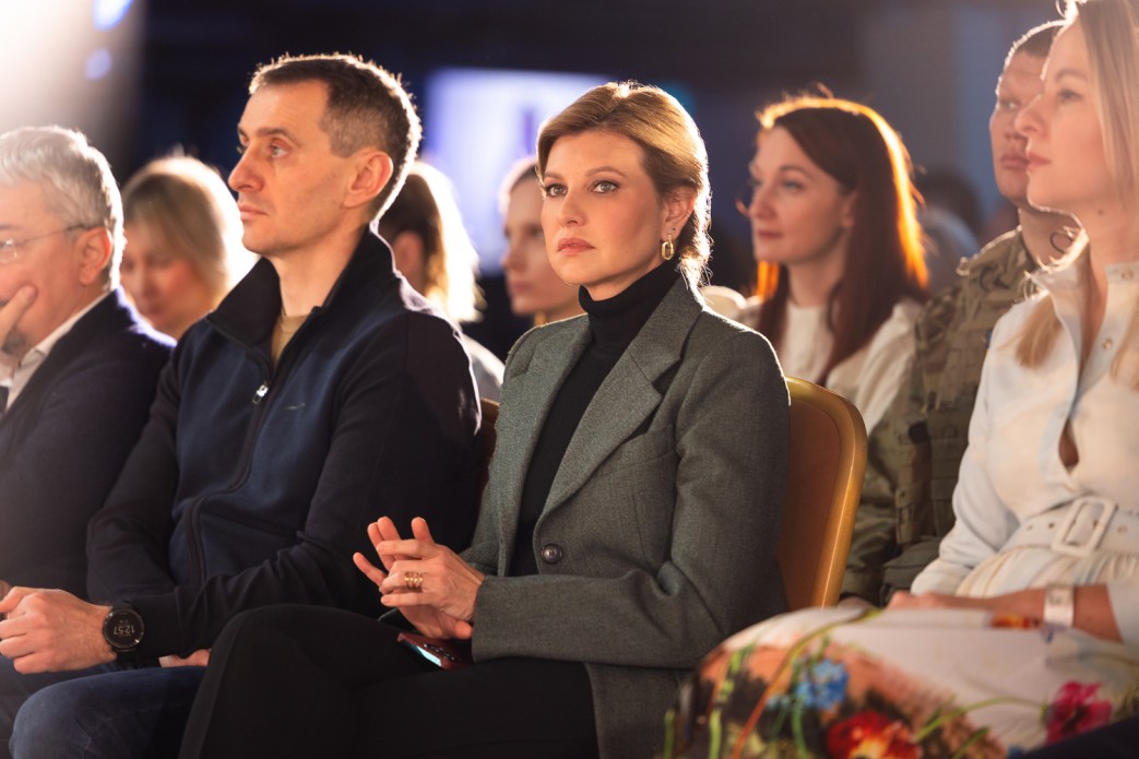 В классическом костюме и со стильной косой: Елена Зеленская продемонстрировала новый деловой образ на открытии форума в Киеве - today.ua