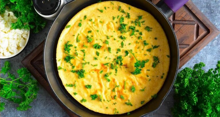 Омлет із сиру: рецепт ситної білкової страви на сніданок - today.ua