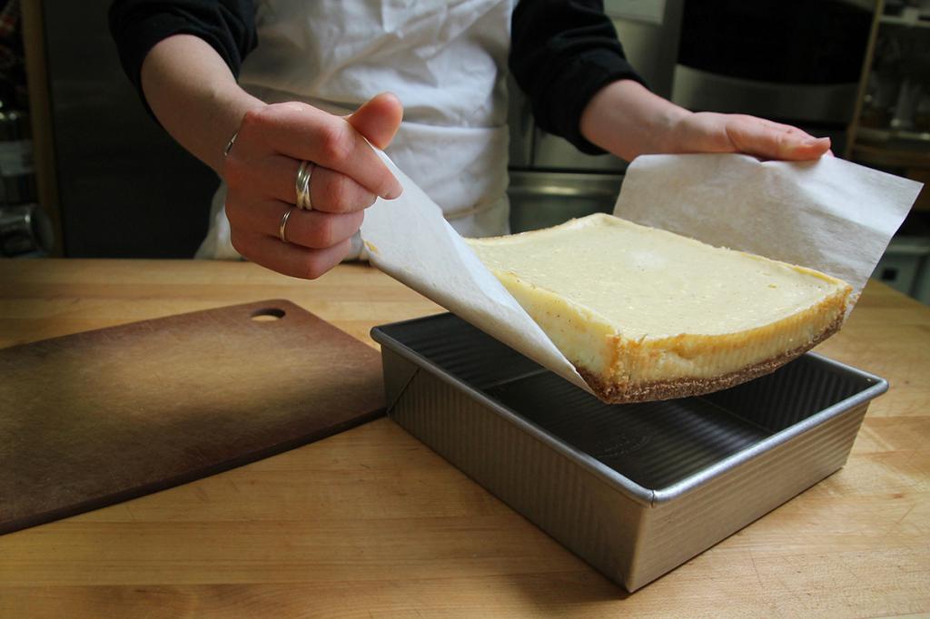 Что делать, если выпечка прилипла к пергаментной бумаге: один простой способ спасти блюдо