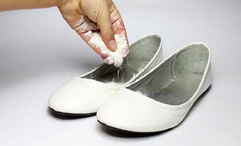 Как убрать запах из обуви без стирки: помогут 4 дешевые домашние средства