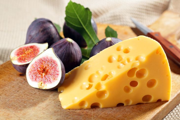 Как отличить поддельный твердый сыр от натурального продукта: два простых способа