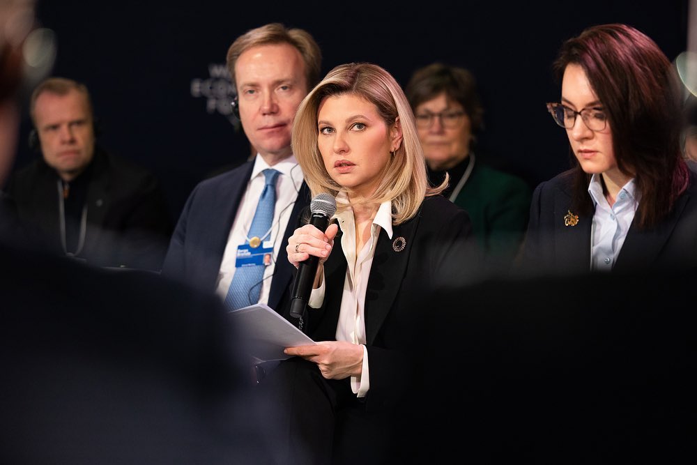 У сірому костюмі та білій сорочці: Олена Зеленська показала стильний діловий образ у Давосі - today.ua