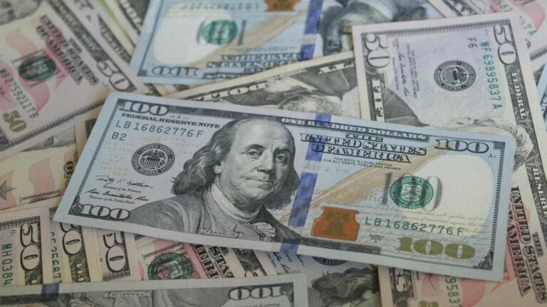 Банки в Украине повысили курс доллара: сколько стоит валюта в конце января - today.ua