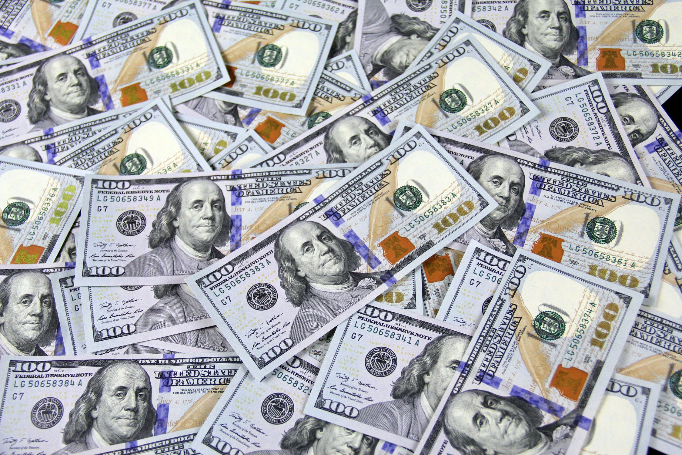 Долар знецінюється: українцям повідомили, у яких валютах краще зберігати заощадження