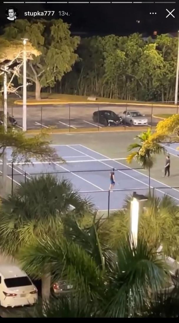 Теннисный корт, открытая планировка и мрамор: Дмитрий Ступка показал, где живет в США