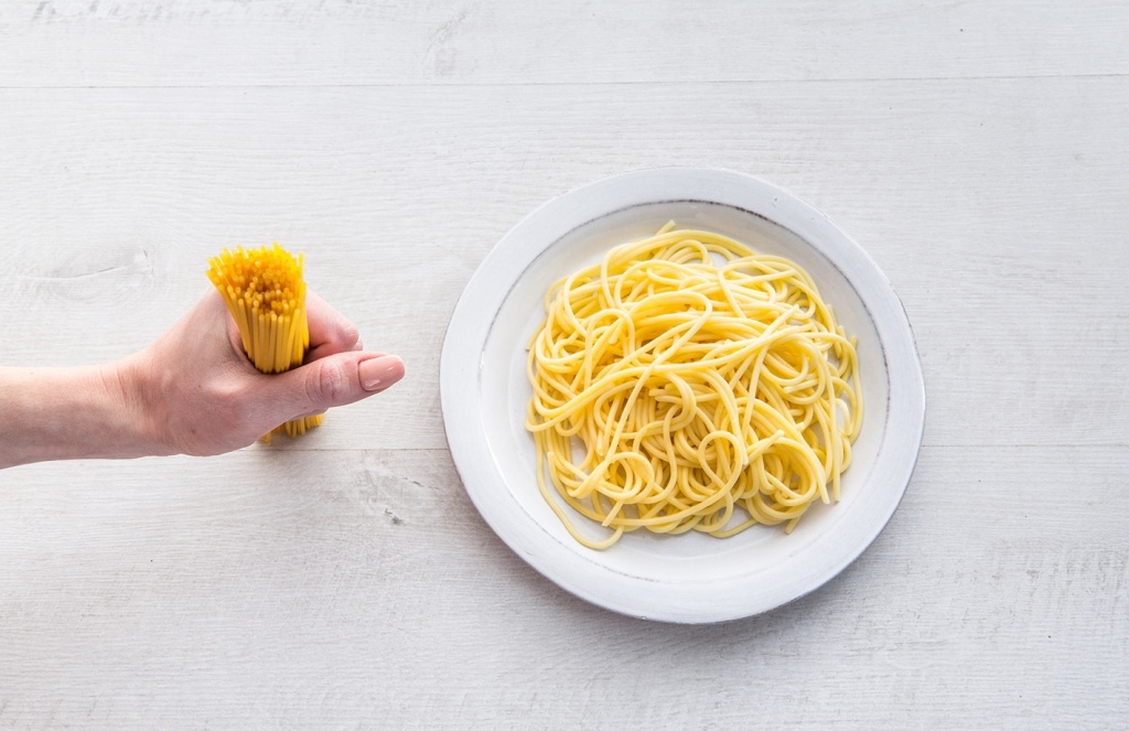 Як правильно відмірити одну порцію спагетті на людину: простий лайфхак